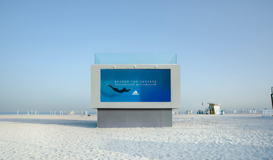 推广体育包容性AdidasUnvils世界首可游泳广告板